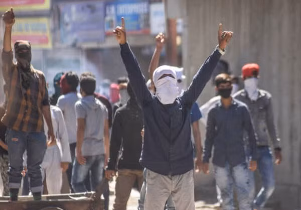 Một số người bịt kín mặt trong cuộc biểu tình. Ảnh: FNA.