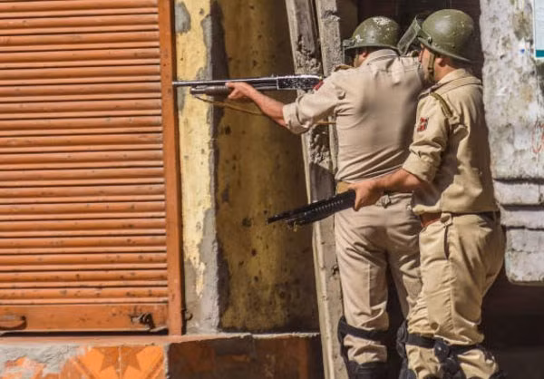 Được biết, đụng độ giữa người biểu tình và cảnh sát Ấn Độ đã xảy ra ở khu Lal Chowk, phía nam Kashmir, từ ngày 31/5. Ảnh: FNA.