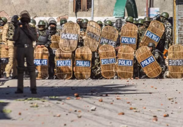 Cảnh sát Ấn Độ được triển khai để trấn áp người biểu tình Kashmir. Ảnh: FNA.