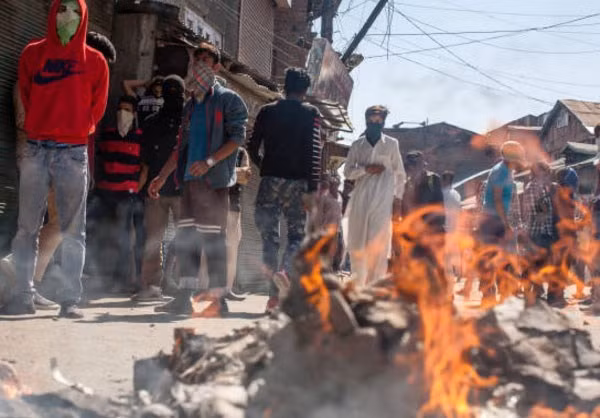 Hãng Fars (Iran) đưa tin, đụng độ dữ dội giữa những người biểu tình và cảnh sát Ấn Độ lại bùng phát ở Kashmir, vùng đất tranh chấp giữa Ấn Độ và Pakistan. Ảnh: FNA.