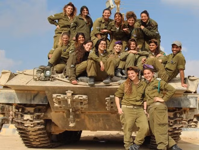 Me man ve dep nhung nu quan nhan thien chien nhat the gioi-Hinh-11