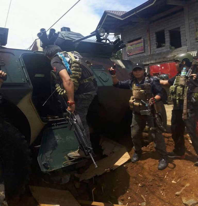 Anh: Phien quan chiem xe boc thep cua Quan doi Philippines-Hinh-2