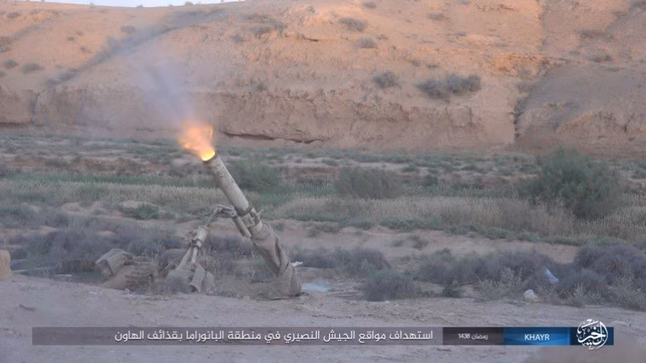 Nhiều loại vũ khí được bọn chúng sử dụng.