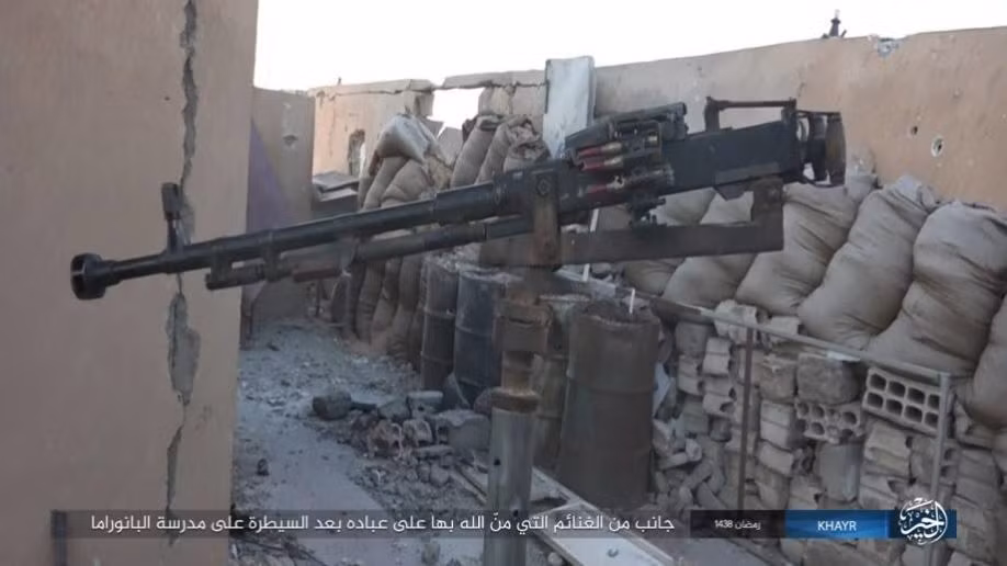 Được biết, trước khi chiến dịch giải phóng Mosul khỏi IS bắt đầu vào năm 2016, phiến quân IS đã rút toàn bộ xe tăng và xe bọc thép từ thành phố lớn thứ hai Iraq này và chuyển tới biên giới Deir ez-Zor.