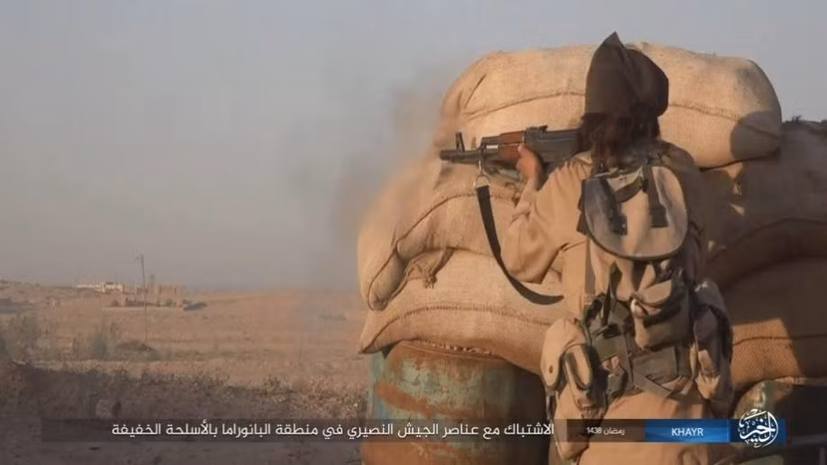 Một tay súng IS ngắm bắn căn cứ của lực lượng chính phủ Syria.