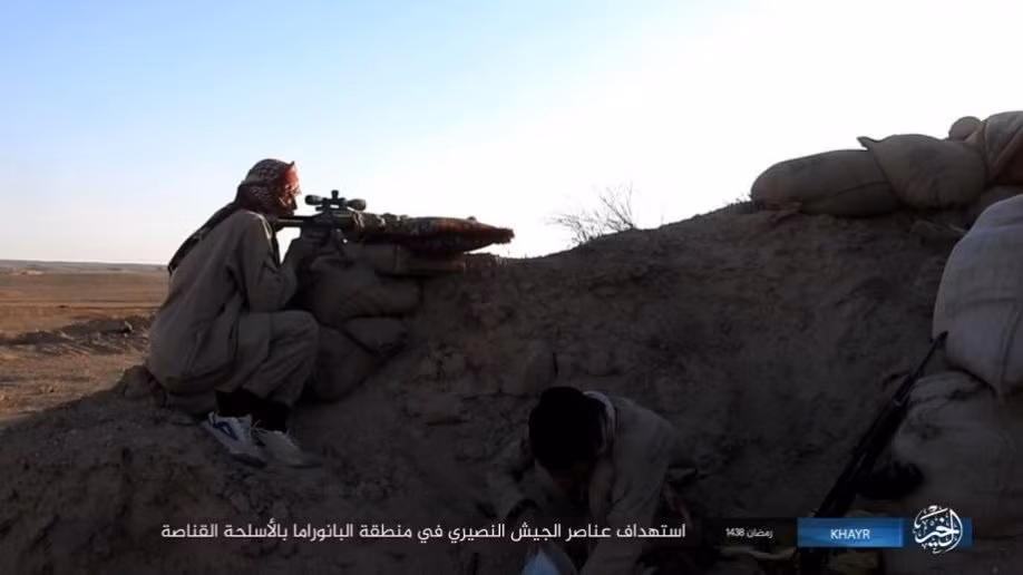 Các tay súng IS ngắm bắn căn cứ của lực lượng chính phủ Damascus tại Deir ez-Zor.