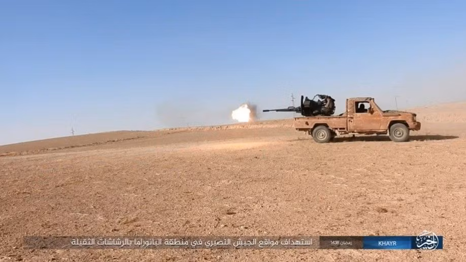 Xe quân sự của nhóm khủng bố trên chiến trường.