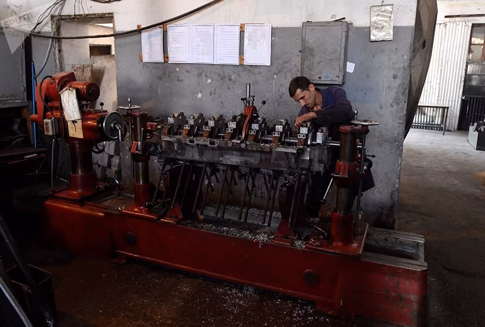 Một công nhân làm việc trong nhà máy ở thủ đô Damascus.