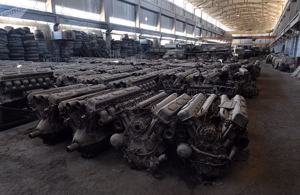 Động cơ của những chiếc xe bọc thép được lưu trữ trong kho của nhà máy.
