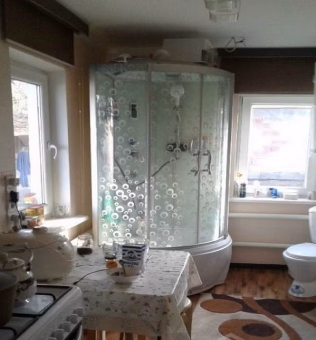 Phòng tắm, toilet đều ở trong nhà bếp. Ảnh: ER.