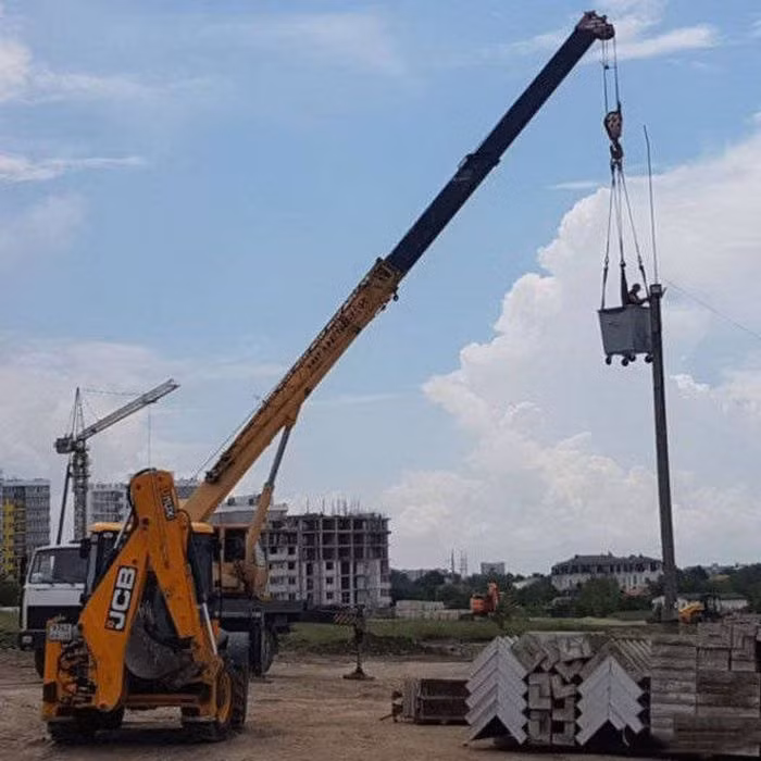 Cần cẩu được huy động trong quá trình thay bóng đèn đường. Ảnh: ER.