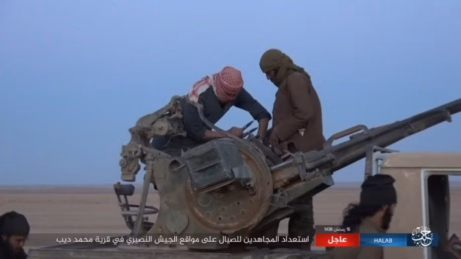 Các chiến binh IS chuẩn bị vũ khí cho cuộc tấn công vào thị trấn Muhammad Deeb trước đó. Ảnh: AMN.