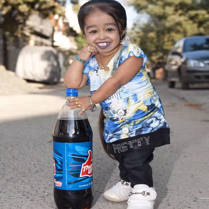 Jyoti Amge, sinh vào tháng 12/1993, cũng là một cô gái đặc biệt. Với chiều cao 62,74 cm, Amge là người phụ nữ thấp nhất thế giới còn sống. Thật đáng kinh ngạc khi Amge là một triệu phú. Được biết, “cô bé tí hon” này từng đóng vai trong loạt phim truyền hình nhiều tập ngắn kinh dị của Mỹ "American Horror Story: Freak Show". Ảnh: PL.