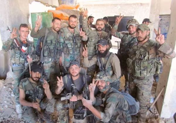 Các binh sĩ giơ tay biểu tượng chiến thắng trong bức ảnh chụp chung.