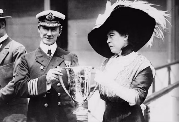 Thuyền trưởng tàu Carpathia Arthur Henry Roston được trao tặng cúp vì những nỗ lực của ông trong công tác cứu hộ các nạn nhân vụ chìm tàu Titanic. Ảnh: ATI.