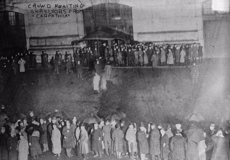 Rất đông người tập trung chờ đón những người sống sót trong vụ chìm tàu Titanic. Ảnh: ATI.