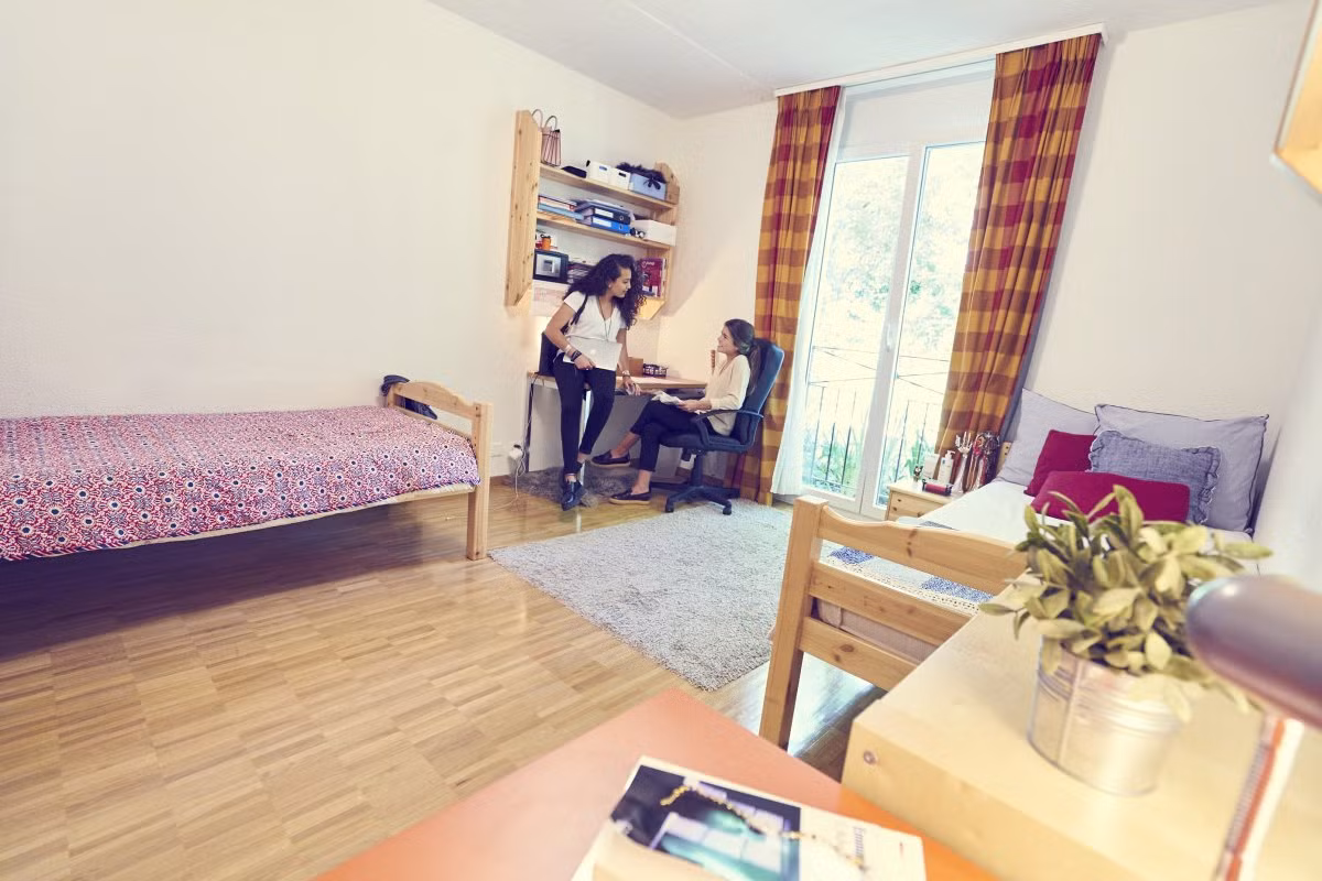 Mỗi phòng ký túc xá trong trường dành cho hai học sinh. Một số học sinh sẽ có phòng riêng vào năm cuối. Ảnh: BI.