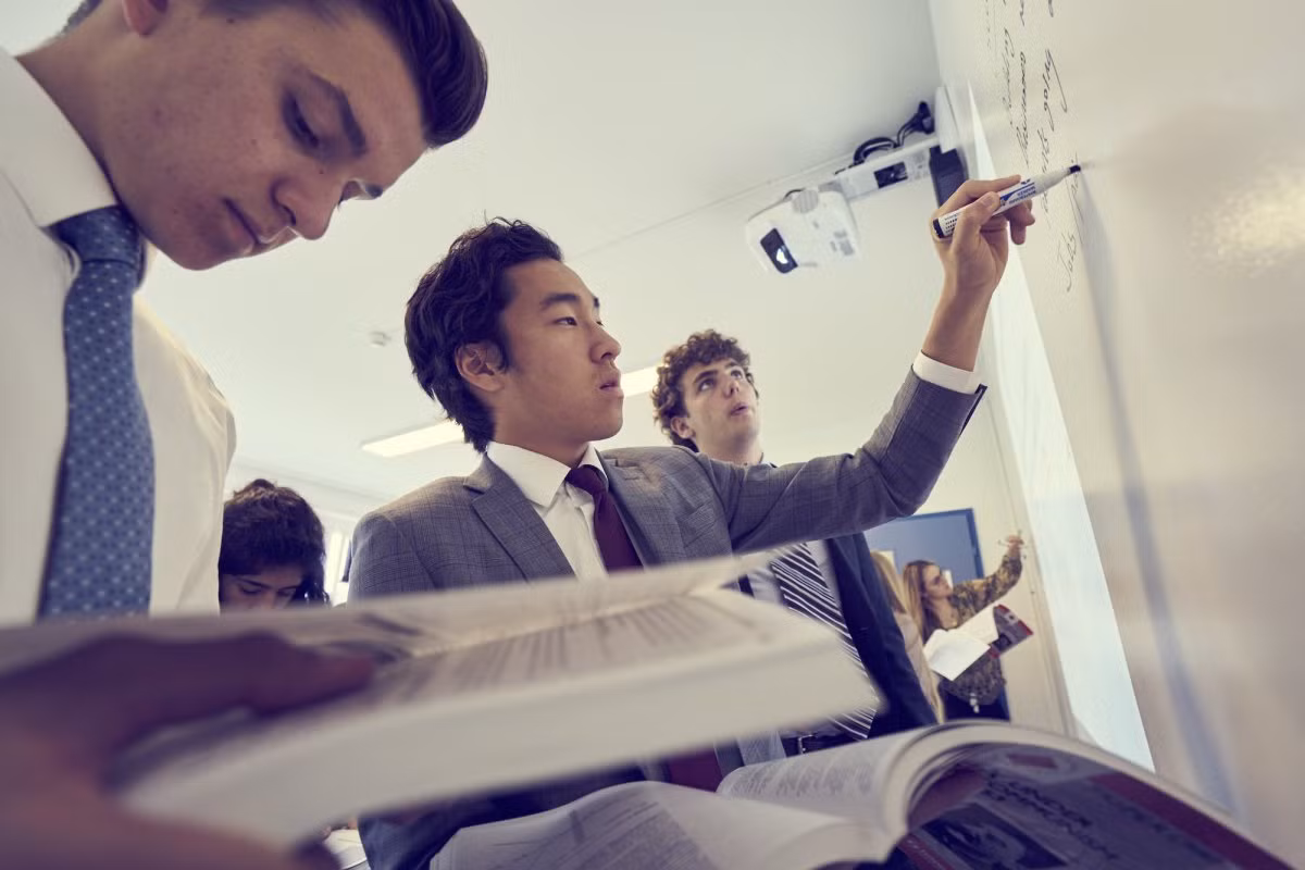 Hiện, khoảng 400 học sinh trong độ tuổi từ 8 đến 18, đến từ 67 quốc gia trên thế giới, đang theo học tại ngôi trường Le Rosey. Ảnh: BI.