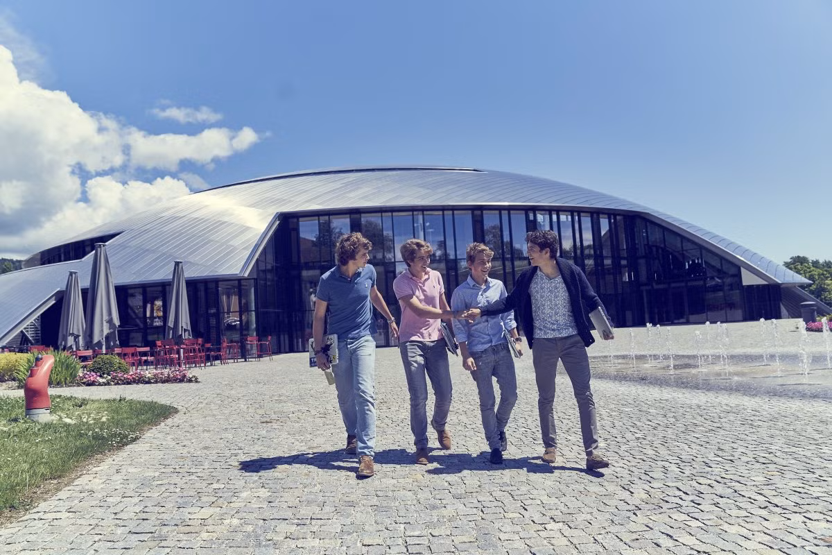 Lớp học bắt đầu từ 8h sáng đến 12h20 trưa. Sau bữa trưa, buổi học tiếp tục từ13h30 đến 15h30 chiều. Từ 16h đến 18h là thời gian dành cho thể thao và nghệ thuật. Ảnh: BI.