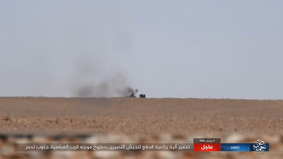 Khói đen bốc lên ở khu vực xảy ra cuộc đụng độ ác liệt. Ảnh: AMN.