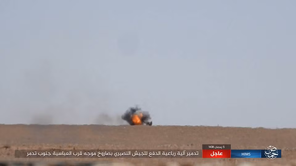 Một chiếc xe bốc cháy trong cuộc giao tranh. Ảnh: AMN.