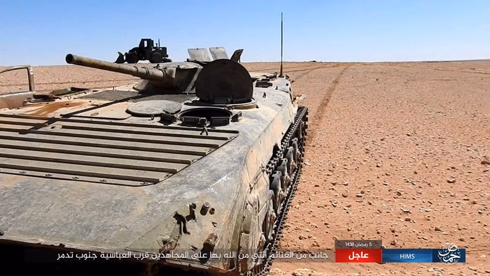 Được biết, lực lượng chính phủ Syria sau đó đã phải rút lui về vị trí ban đầu và bỏ lại nhiều xe quân sự, trong đó có một xe chiến đấu bộ binh BMP-1. Ảnh: AMN.