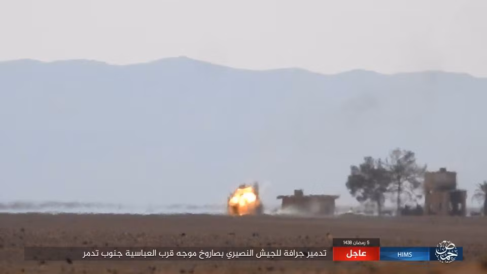 Al Masdar News đưa tin, chiều 31/5, quân đội Syria đã mở cuộc tấn công nhằm vào các căn cứ của phiến quân IS ở khu al-Abasiyah, phía nam thành phố cổ Palmyra ở tỉnh Homs. Ảnh: AMN.