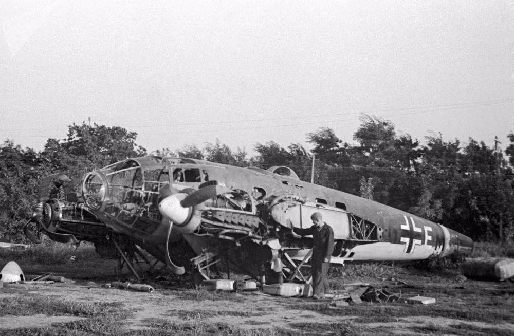 Máy bay ném bom hạng nặng của Đức "Heinkel-111" bị bắn hạ gần Odessa trong những ngày đầu của cuộc chiến tranh.