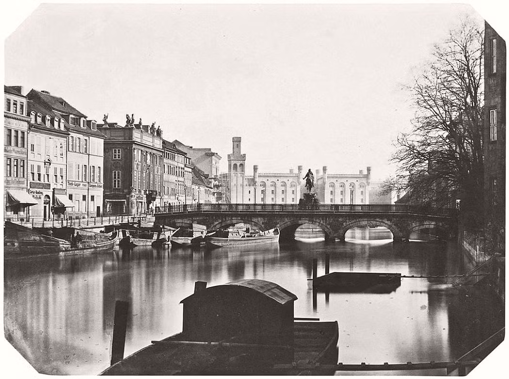 Bến Lange Brücke nhìn ra cây cầu Mühlendamm ở Potsdam hồi giữa thế kỷ 19. Ảnh: Vintage.