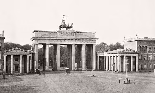 Cổng Brandenburg là một trong những biểu tượng chính của thành phố Berlin. Ảnh chụp vào khoảng năm 1855-1859. Ảnh: Vintage.
