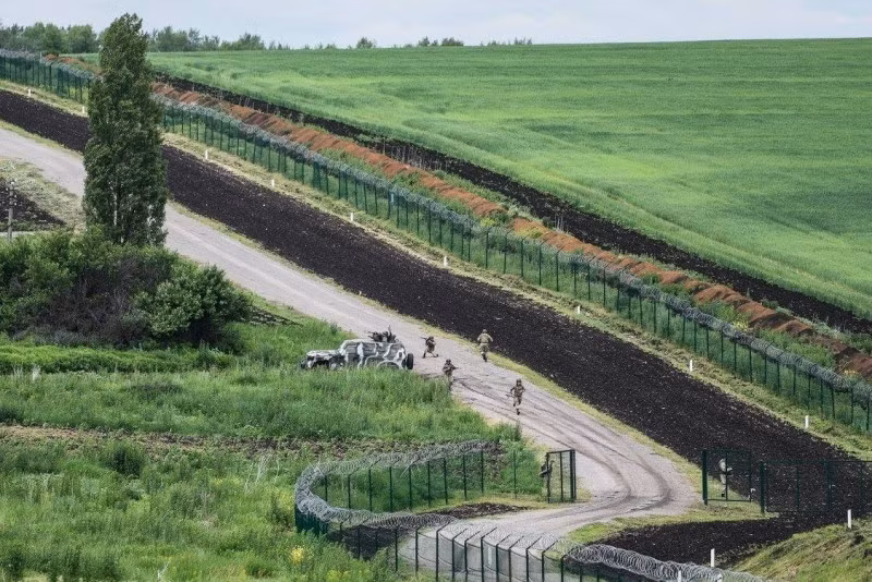 Cựu Thủ tướng Ukraine đã đăng tải những bức ảnh chụp một số đoạn hàng rào biên giới Ukraine-Nga trên trang cá nhân Facebook. (Nguồn: ER)