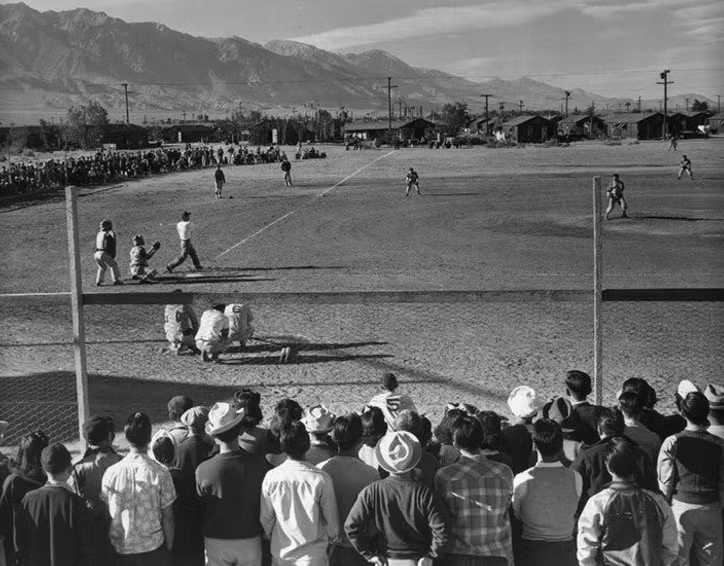 Mọi người chơi bóng chày trong khu trại. Ảnh: ATI.