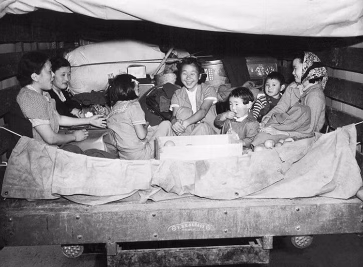 Mọi người ngồi trò chuyện trong căn phòng chật hẹp được xây dựng trong trại Manzanar hồi Chiến tranh Thế giới thứ hai. Ảnh: ATI.