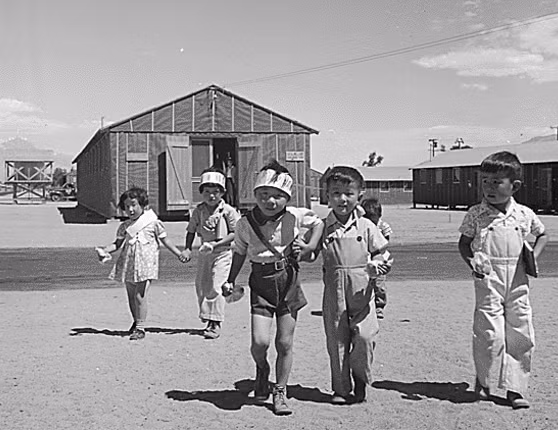 Các em nhỏ trở về nhà trong khu trại sau khi tan học vào buổi sáng. Ảnh: ATI.