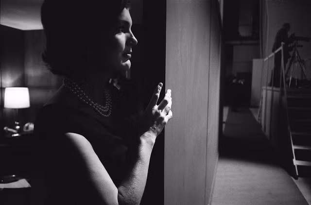 Jackie Kennedy theo dõi cuộc tranh luận trên truyền hình giữa chồng bà, John F. Kennedy, và ứng viên tổng thống của Đảng Cộng hòa khi đó là Richard Nixon vào năm 1960. Ảnh: VT.