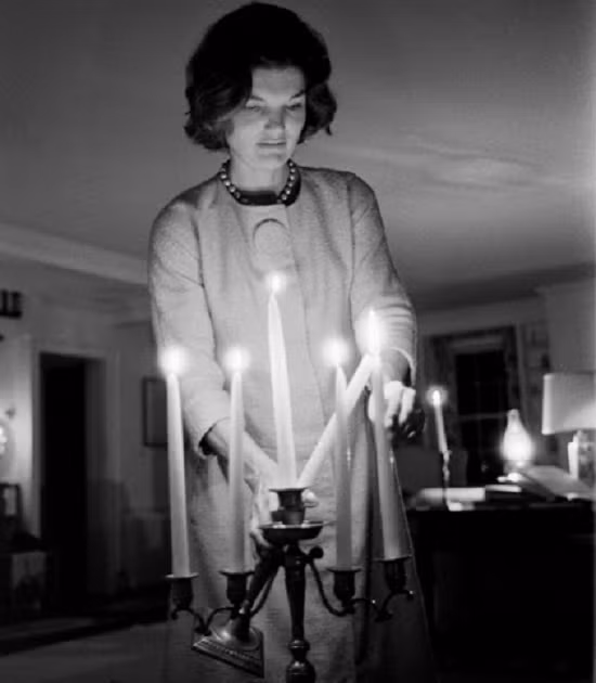 Jackie Kennedy thắp nến trong phòng năm 1960. Ảnh: VT.
