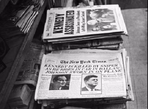 Hàng loạt tờ báo New York đưa tin về cái chết của Tổng thống John F. Kennedy. Ảnh: ATI.