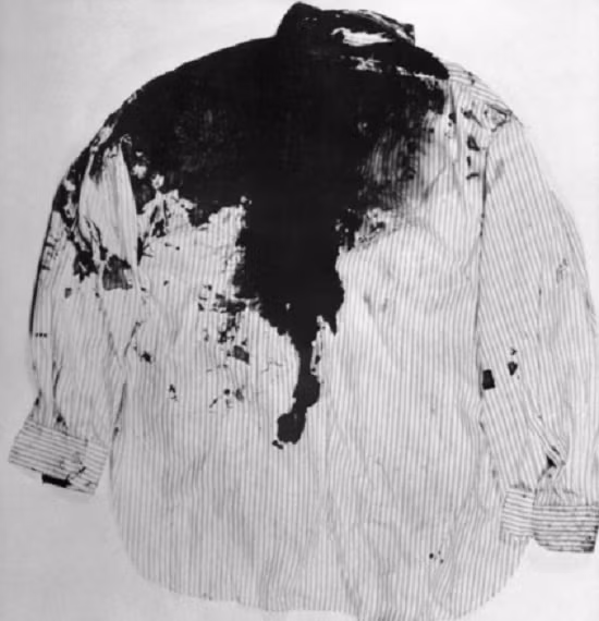 Tổng thống Kennedy đã mặc chiếc áo sơ mi này lúc ông bị ám sát. Ảnh: ATI.