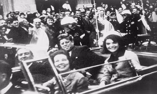 Vợ chồng Thống đốc Texas John Connally (phía trước) ngồi cùng với vợ chồng Tổng thống Mỹ John F. Kennedy trên chiếc limousine năm 1963. Bức ảnh này được chụp chỉ vài phút trước khi vụ ám sát Tổng thống Kennedy xảy ra ở Dallas, bang Texas, ngày 22/11/1963. Ảnh: ATI.