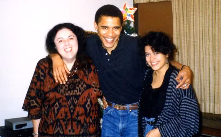 Bức ảnh hiếm chụp ông Obama bên người mẹ và cô em gái cùng mẹ khác cha, Maya, vào dịp Lễ Giáng sinh. Ảnh: BA.