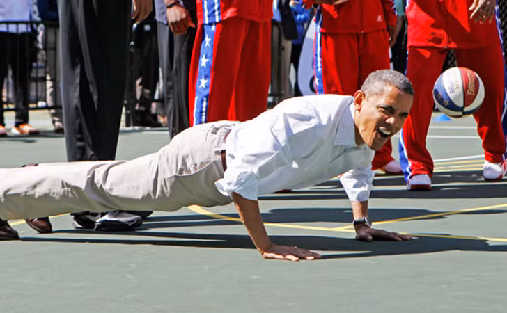 Vị tổng thống thứ 44 của Mỹ biểu diễn chống đẩy khi chơi bóng rổ tại bãi cỏ phía nam Nhà Trắng trong lễ Lăn trứng Phục sinh năm 2012. Ảnh: BA.