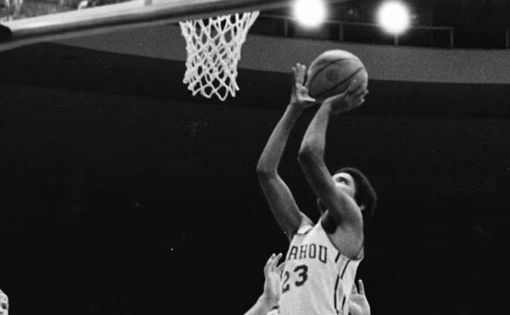 Barack Obama chơi bóng rổ hồi học trung học. Ảnh: BA.