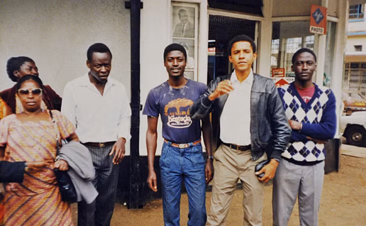 Bức ảnh chụp ông Obama cùng những người họ hàng ở Nairobi, Kenya, nhiều năm về trước. Ảnh: BA.
