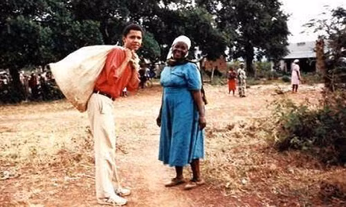 Barack Obama vác giúp bà một tải ngô ở Kenya nhiều năm về trước. Ảnh: BA.