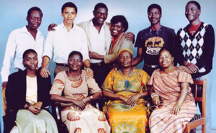 Một bức ảnh gia đình khác chụp ông Obama cùng những người thân ở Kenya năm 1987. Ảnh: BA.