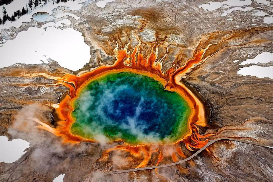 Suối nước nóng Grand Prismatic Spring ở Công viên quốc gia Yellowstone (Mỹ) là một trong những điểm đến đẹp tựa thiên đường trên thế giới. Suối nước nóng lớn thứ ba thế giới này có nhiều màu sắc khác nhau. Ảnh: The Sun.