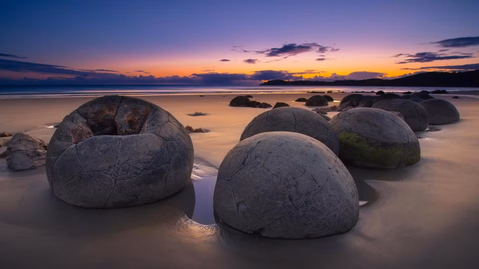 Những tảng đá Moeraki Boulders ở New Zealand được cho là hình thành từ hơn 5 triệu năm trước. Ảnh: The Sun.