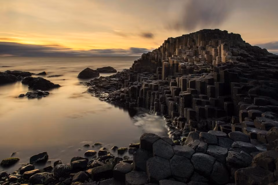 Giant's Causeway là vùng bờ biển thuộc hạt Altrim, Bắc Ireland. Bờ biển này có khoảng 40.000 cột bazan khổng lồ màu đen được xếp ngay ngắn, kết quả của một vụ phun trào núi lửa cổ xưa. Ảnh: The Sun.