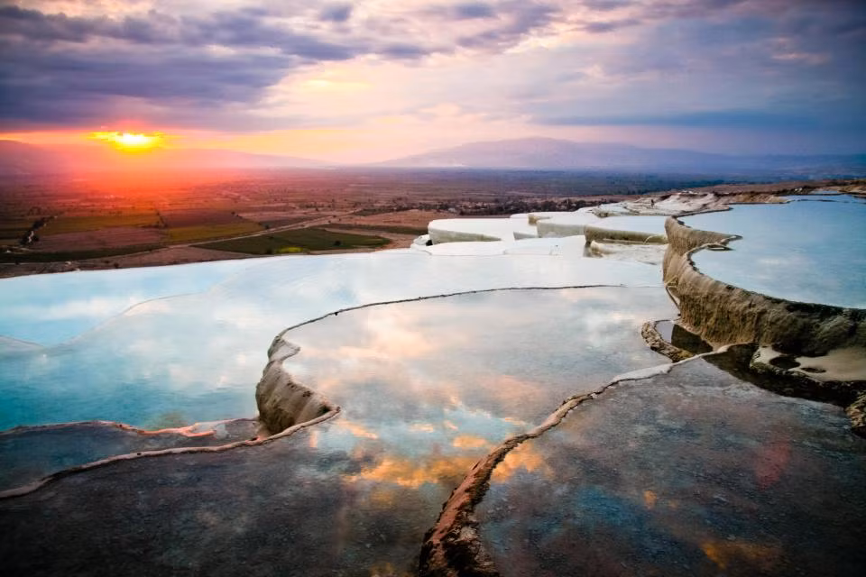 Pamukkale là một trong những địa điểm du lịch nổi tiếng ở Thổ Nhĩ Kỳ. Ảnh: The Sun.