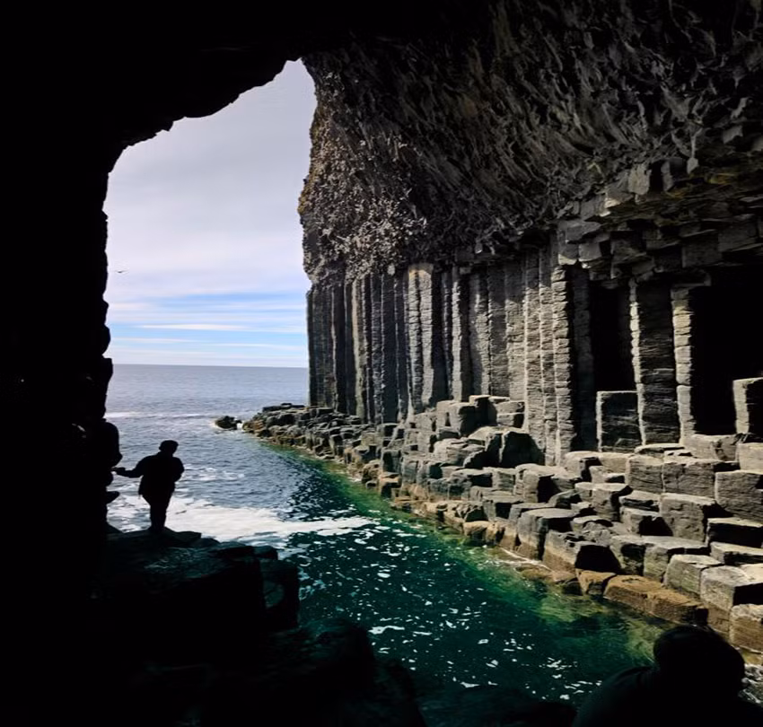 Hang động Fingal trên đảo Staffa ở Nội Hebrides, Scotland. Ảnh: The Sun.